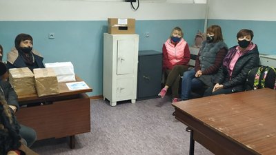 Рахують бюлетені та малюють розмітку: як дільниці у Луцьку готують до виборів Рахують бюлетені та малюють розмітку: як дільниці у Луцьку готують до виборів
