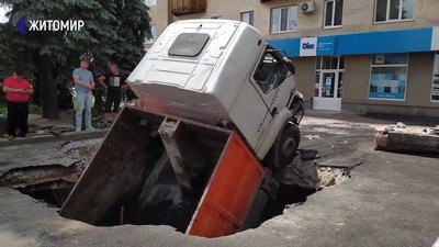 Знайшли причину провалля на вулиці Перемоги у Житомирі Знайшли причину провалля на вулиці Перемоги у Житомирі