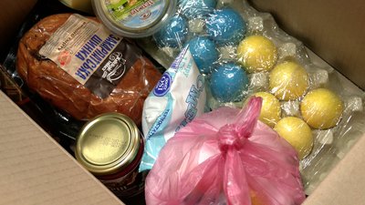 У Рівному волонтери роздавали великодні набори переселенцям та підопічним. Що поклали У Рівному волонтери роздавали великодні набори переселенцям та підопічним. Що поклали