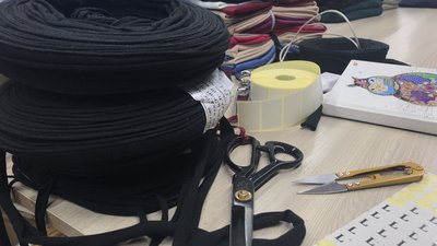 В Одесі підприємство, яке займалося пошиттям суконь, під час війни почало виробляти військовий одяг В Одесі підприємство, яке займалося пошиттям суконь, під час війни почало виробляти військовий одяг