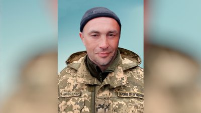 На Чернігівщині попрощалися з двома бійцями, які загинули на Донбасі На Чернігівщині попрощалися з двома бійцями, які загинули на Донбасі
