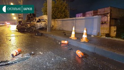 Внаслідок зіткнення із патрульним авто у Харкові вибухнув легковик, є загиблі Внаслідок зіткнення із патрульним авто у Харкові вибухнув легковик, є загиблі