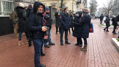 Під будівлею СБУ активісти вимагають "залишити в спокої" музей Революції Гідності Під будівлею СБУ активісти вимагають "залишити в спокої" музей Революції Гідності