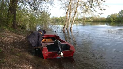 Перевезення на човні на Чернігівщині через підняття води у річці