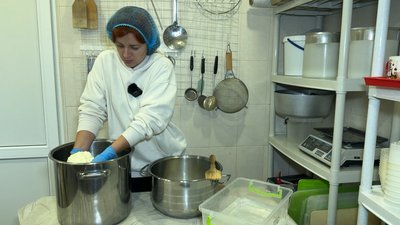 Розпочинали варити в малій позиченій каструлі, нині виготовляємо 20 сортів: сім'я з Волині 10 років робить сир Розпочинали варити в малій позиченій каструлі, нині виготовляємо 20 сортів: сім'я з Волині 10 років робить сир
