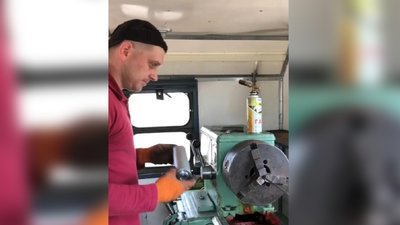 Поліцейський зі Львівщини виготовляє та відправляє на фронт глушники для зброї Поліцейський зі Львівщини виготовляє та відправляє на фронт глушники для зброї