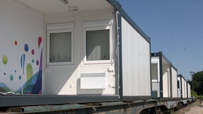 До Чернігова привезли першу партію модульних будинків