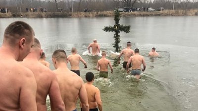 На Львівщині українські та іноземні військові пірнали в ополонку