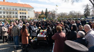 В Ужгороді попрощалися із полеглим захисником Сергієм Нестеренком В Ужгороді попрощалися із полеглим захисником Сергієм Нестеренком