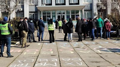 Міську раду охороняла поліці: маріупольці протестували проти будівництва вишу