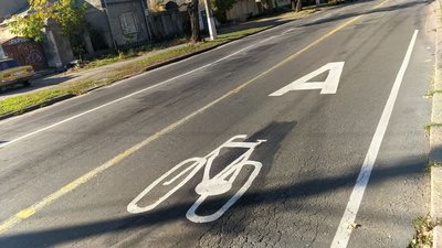 У Миколаєві розмітили першу велосмугу та встановили дорожні знаки У Миколаєві розмітили першу велосмугу та встановили дорожні знаки