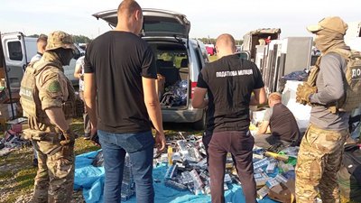 На авторинку поблизу Івано-Франківська податківці вилучили партію підроблених сигарет