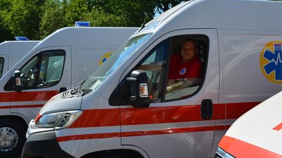 Працівники Центру меддопомоги у Кропивницькому вдруге перерахують частину зарплати на потреби військових