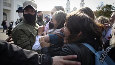 У Мінську силовики у балаклавах затримували жінок на опозиційному марші У Мінську силовики у балаклавах затримували жінок на опозиційному марші