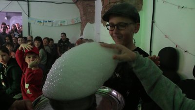 Хлопчик проводить науковий експеримент