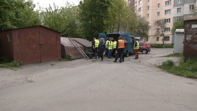 У Рівному продовжують демонтувати гаражі У Рівному продовжують демонтувати гаражі