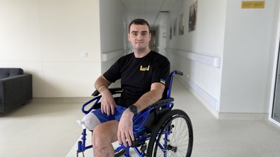 Мріє йти поруч із сином: у Львові готують до протезування захисника з Харкова