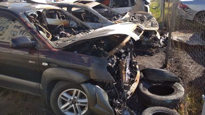 Горіли вночі: у Харкові поліція розслідує пошкодження 7 автівок
