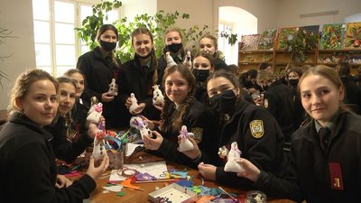 У Луцьку ліцеїстки майстрували новорічні іграшки У Луцьку ліцеїстки майстрували новорічні іграшки