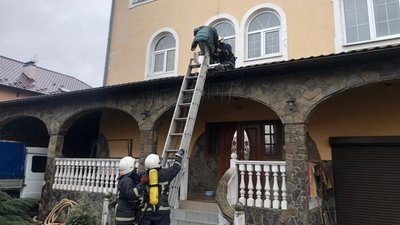 Прикарпатські надзвичайники врятували на пожежі 12-річну дівчинку Прикарпатські надзвичайники врятували на пожежі 12-річну дівчинку