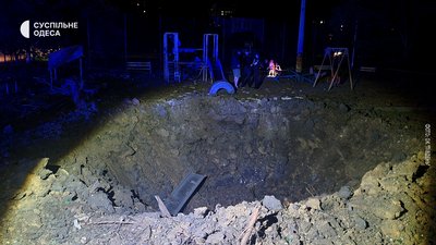 Одесу атакували дронами Shahed: в одному з районів вибило вікна в будинку, є загиблі Одесу атакували дронами Shahed: в одному з районів вибило вікна в будинку, є загиблі