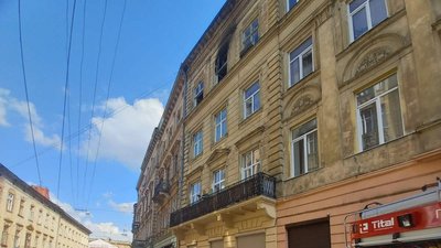 У центрі Львова горіла квартира: двох людей евакуювали