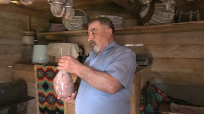 У поліському селі на Волині показали як готують сиров'ялене м'ясо — карух У поліському селі на Волині показали як готують сиров'ялене м'ясо — карух