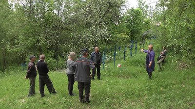 Позривала понад сотню табличок: на Чернігівщині місцеву жительку звинувачують в нарузі над могилами Позривала понад сотню табличок: на Чернігівщині місцеву жительку звинувачують в нарузі над могилами