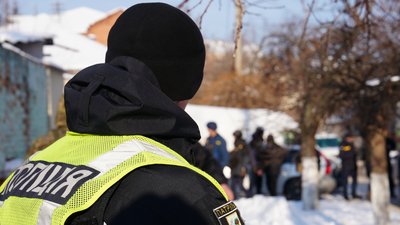 Жителя Харківщини підозрюють у незаконному продажі знайденої вибухівки та рушниці