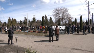В Івано-Франківську на Алеї слави поховали президента клубу ерудитів Володимира Макарова В Івано-Франківську на Алеї слави поховали президента клубу ерудитів Володимира Макарова