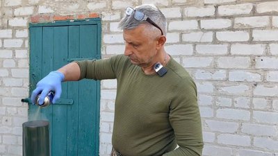 Розмальовані гільзи бійці покривають лаком Розмальовані гільзи бійці покривають лаком