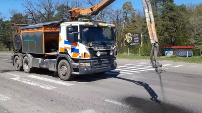 На автошляху від Луцька до Рівненщини дорожники засипають вибоїни та ями На автошляху від Луцька до Рівненщини дорожники засипають вибоїни та ями