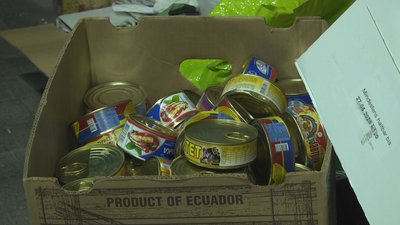 Волинські волонтери збирають військовим їжу тривалого зберігання Волинські волонтери збирають військовим їжу тривалого зберігання