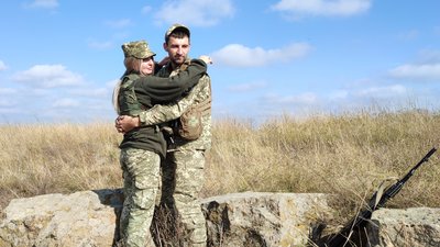 Об’єднала війна. Подружжя військових разом служить на передовій Об’єднала війна. Подружжя військових разом служить на передовій