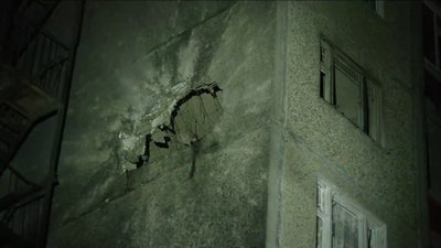 Дірка у стіні багатоповерхівки у Чернігові внаслідок влучання безпілотника 24 грудня 2025