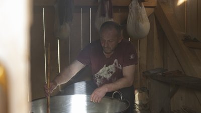 Доїння овець і сонячні панелі. Як на полонині сучасні вівчарі продовжують багаторічну традицію Доїння овець і сонячні панелі. Як на полонині сучасні вівчарі продовжують багаторічну традицію