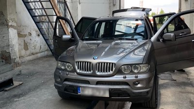 На кордоні з Польщею у чоловіка вилучили контрабандні сигарети та автомобіль