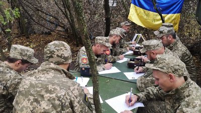 Бійці пишуть радіодиктант на передовій Бійці пишуть радіодиктант на передовій