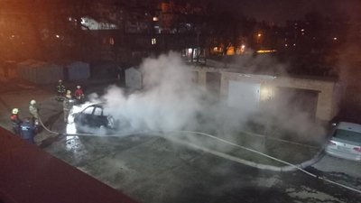 На вулиці Харківській в Сумах уночі горіла автівка На вулиці Харківській в Сумах уночі горіла автівка