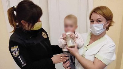 Голодний та в холодній оселі: у Чернігові поліцейські забрали в матері дитину
