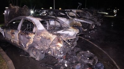 Згорілі внаслідок удару "Шахеда" автомобілі у Салтівському районі Харкова, 17 травня 2026 року Згорілі внаслідок удару "Шахеда" автомобілі у Салтівському районі Харкова, 17 травня 2026 року