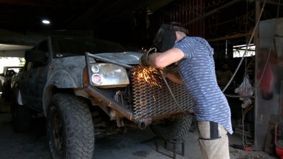 Волонтери із селища Перегінське на Франківщині ремонтують автомобілі для бійців на фронт Волонтери із селища Перегінське на Франківщині ремонтують автомобілі для бійців на фронт