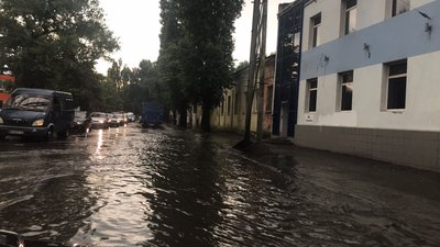 В Одесі злива затопила дві вулиці, їх перекрили В Одесі злива затопила дві вулиці, їх перекрили