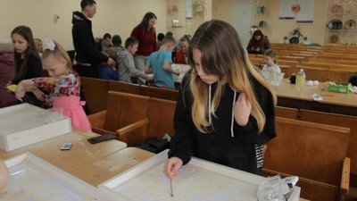 У Вінниці для дітей-переселенців проводять майстер-класи з пісочної анімації та малювання У Вінниці для дітей-переселенців проводять майстер-класи з пісочної анімації та малювання