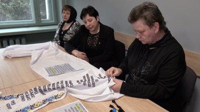 Як матері та дружини загиблих захисників з Нововолинська вишивають "Рушник Пам’яті" Як матері та дружини загиблих захисників з Нововолинська вишивають "Рушник Пам’яті"