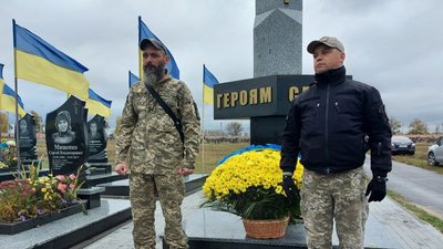 На алеї Слави у Харкові вшанували загиблих захисників України На алеї Слави у Харкові вшанували загиблих захисників України