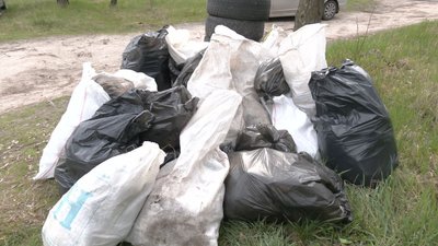 РИБІНСПЕКТОРИ ПРИБИРАЮТЬ БЕРЕГ ДНІПРА