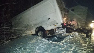 Занесло на трасі: на Черкащині зіткнулися легковик та бус. Водія шпиталізували Занесло на трасі: на Черкащині зіткнулися легковик та бус. Водія шпиталізували