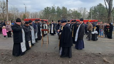 40 днів трагедії. Біля зруйнованого ракетним ударом будинку в Дніпрі провели панахиду за загиблими 40 днів трагедії. Біля зруйнованого ракетним ударом будинку в Дніпрі провели панахиду за загиблими