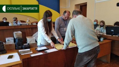 Жителі Хуста перекрили дорогу: вимагають оголошення результатів виборів (ФОТО) Жителі Хуста перекрили дорогу: вимагають оголошення результатів виборів (ФОТО)